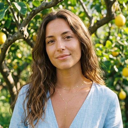 Collana a cascata Capri indossata in un giardino di limoni