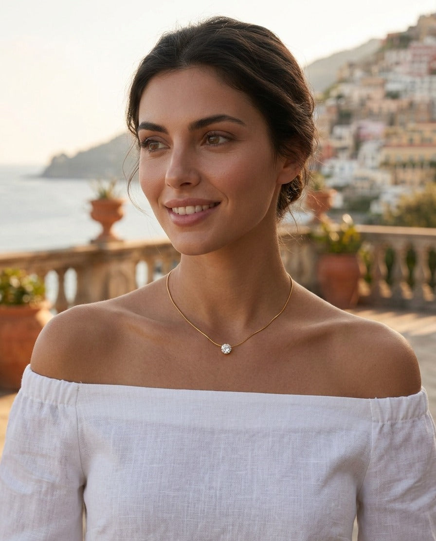 Collana punto luce Positano indossata su una terrazza a Positano
