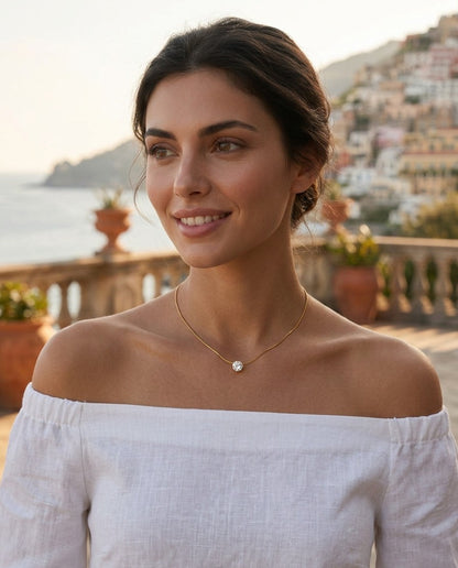 Collana punto luce Positano indossata su una terrazza a Positano