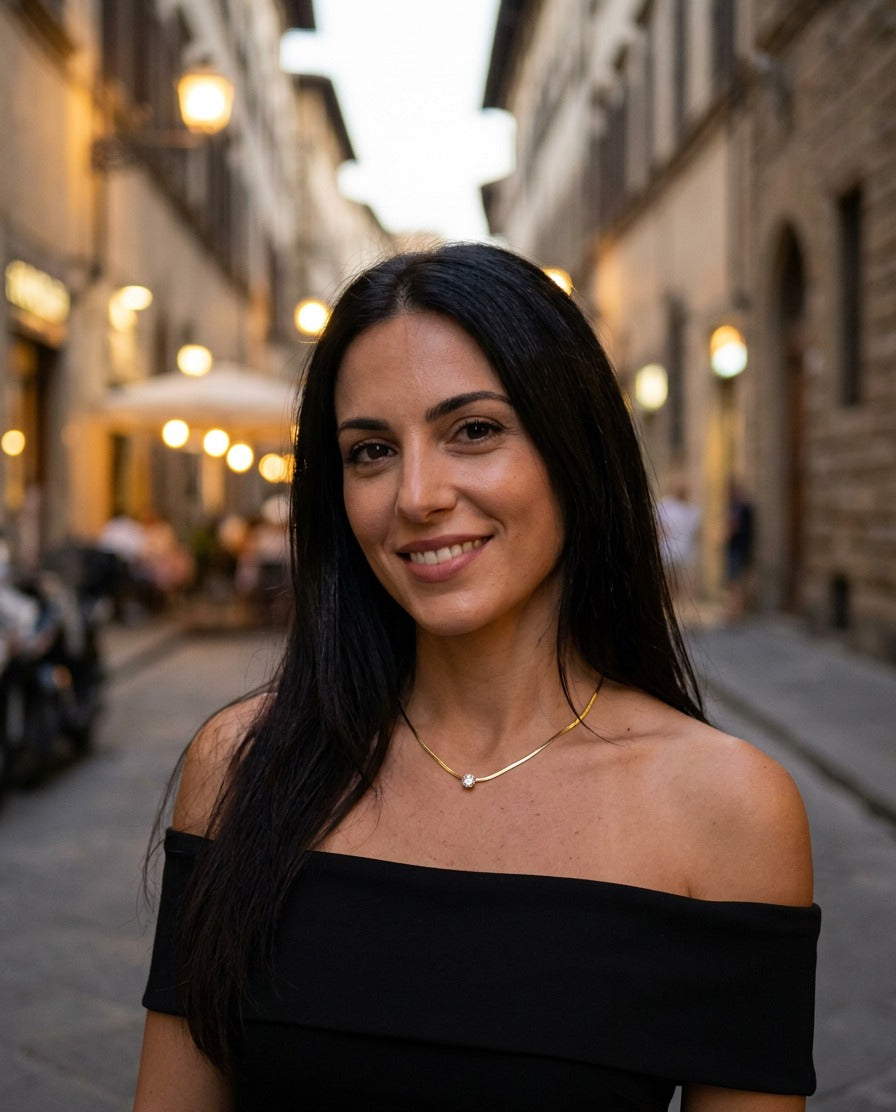 Collana punto luce Positano indossata la sera in città